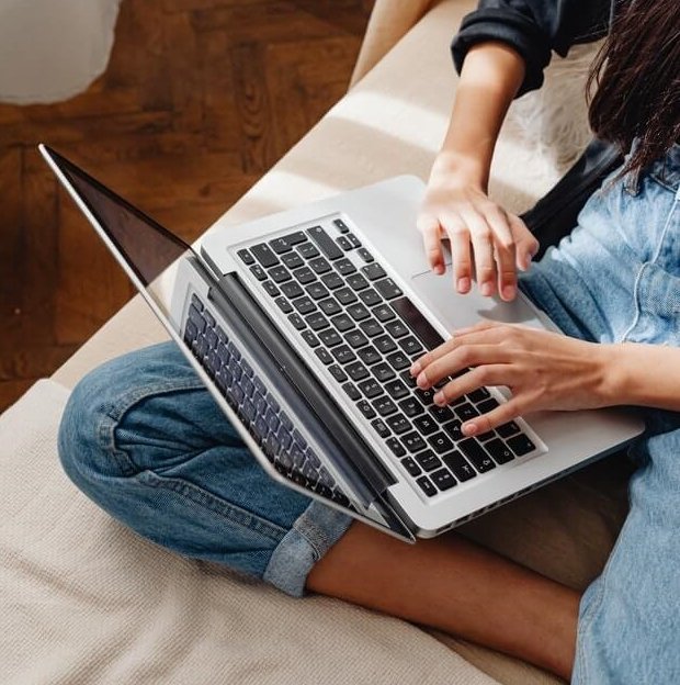 Person completing Rozigo paid surveys